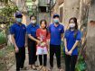 Tặng quà cho HS có hoàn cảnh khó khăn nhân dịp Trung thu 2021