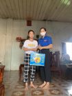 Tặng quà cho HS có hoàn cảnh khó khăn nhân dịp Trung thu 2021