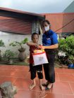 Tặng quà cho HS có hoàn cảnh khó khăn nhân dịp Trung thu 2021