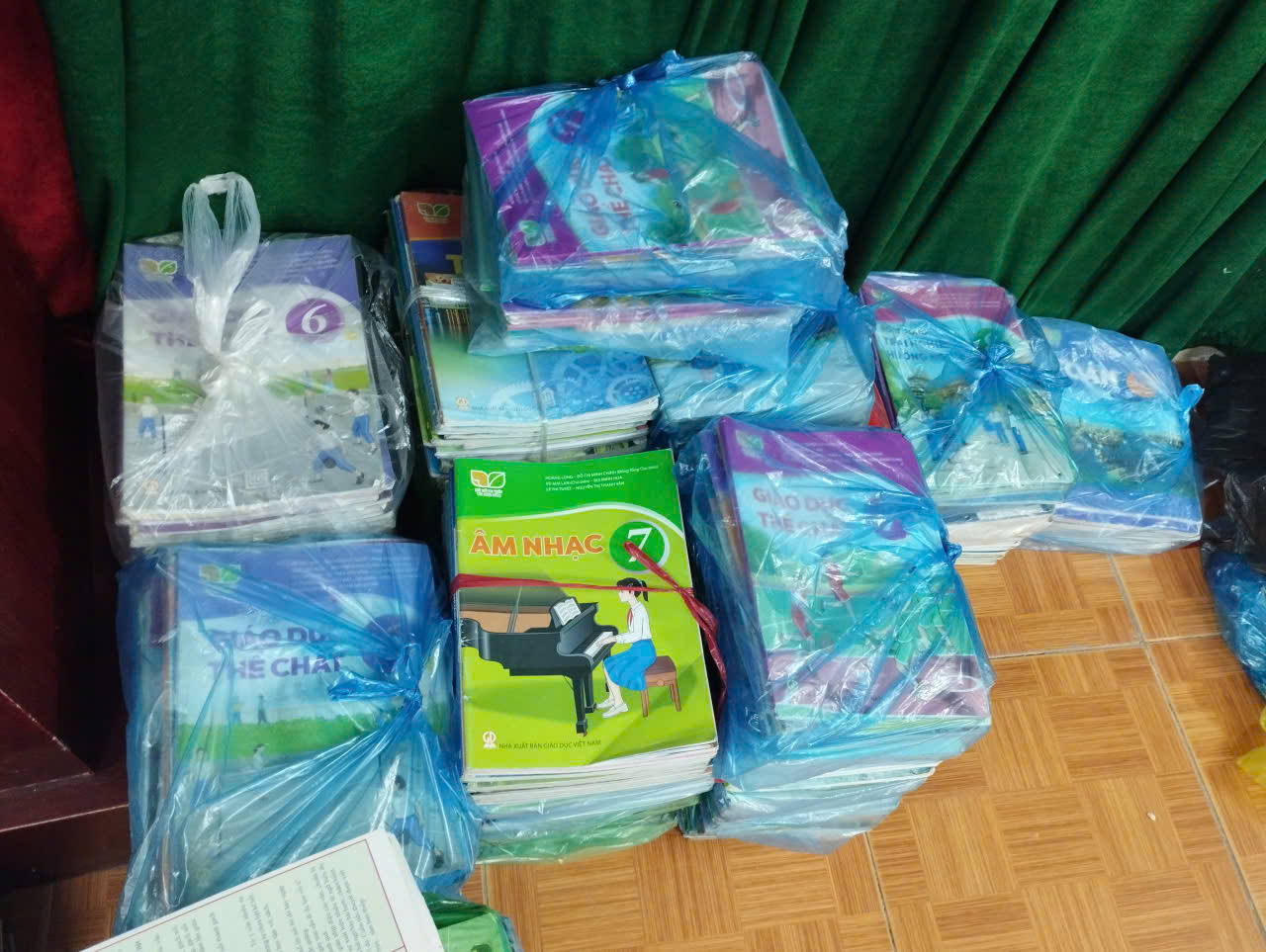 CHUNG TAY TIẾP SỨC HỌC SINH VÙNG CAO ĐẾN TRƯỜNG