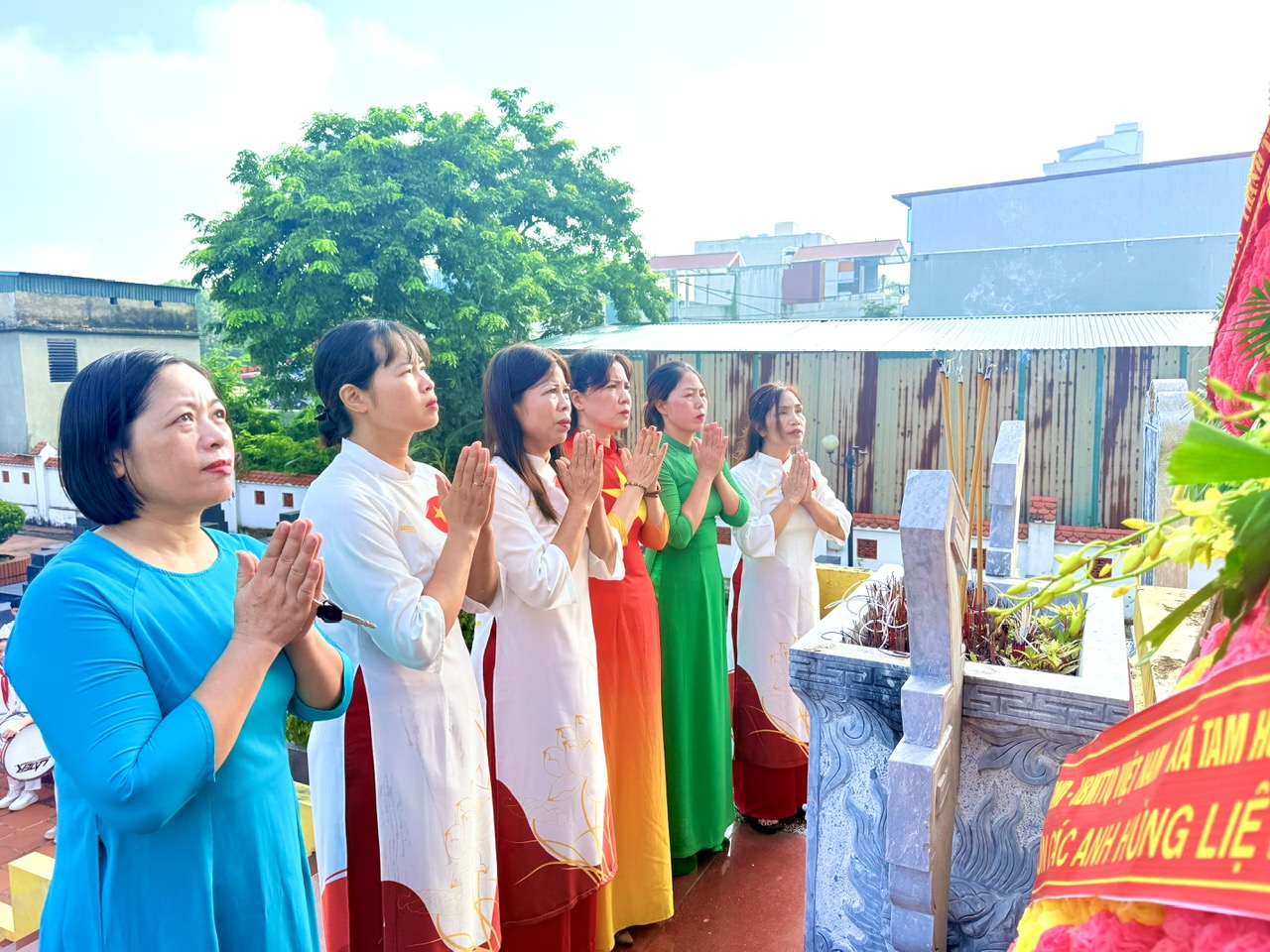 THẦY VÀ TRÒ TRƯỜNG THCS THANH THÙY DÂNG HƯƠNG VIẾNG NGHĨA TRANG LIỆT SĨ NHÂN DỊP KHAI GIẢNG NĂM HỌC 2025 – 2026