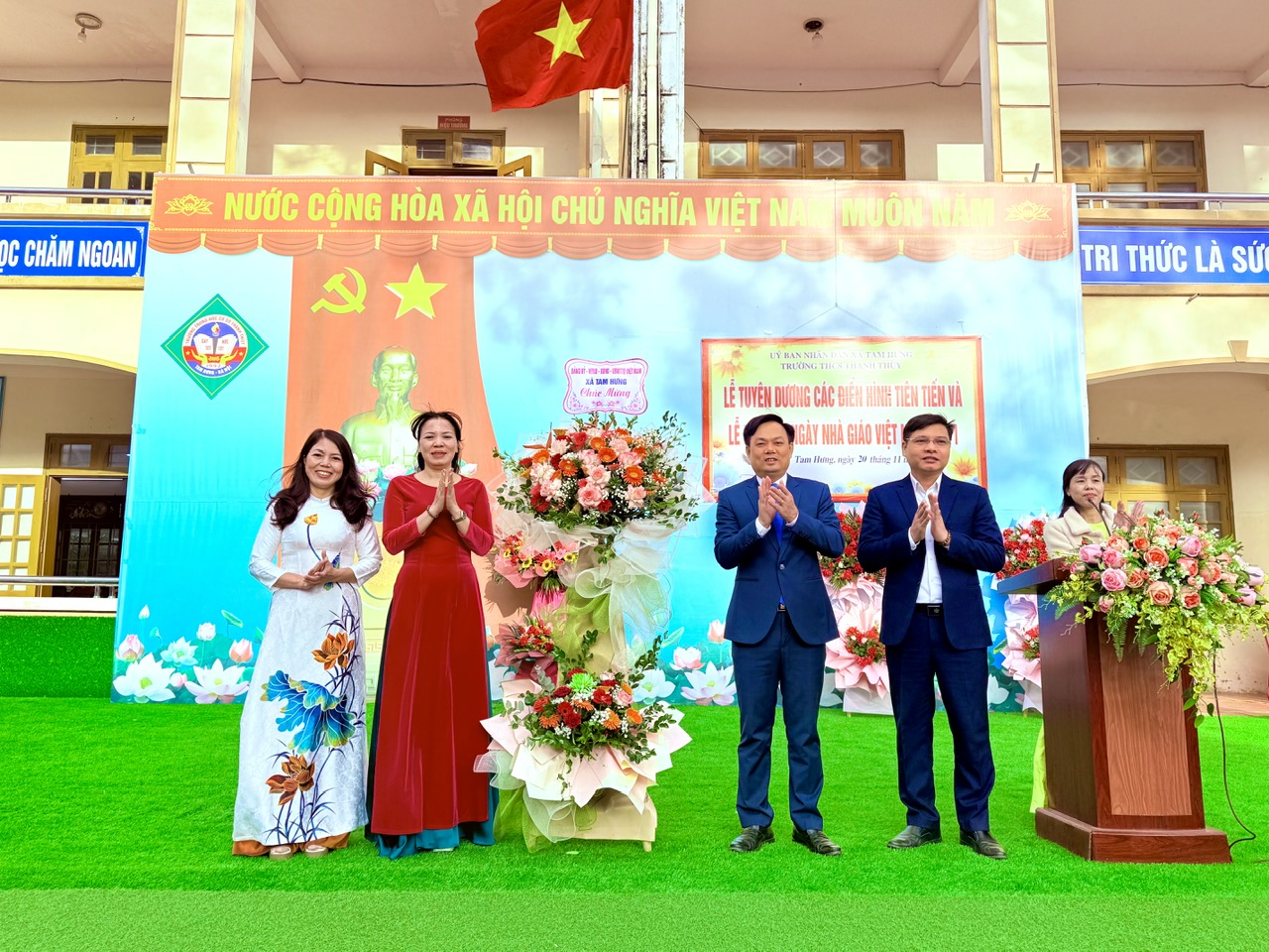 TRƯỜNG THCS THANH THÙY LONG TRỌNG TỔ CHỨC KỶ NIỆM 43 NĂM NGÀY NHÀ GIÁO VIỆT NAM 20/11.